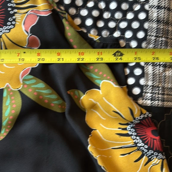 🌺 Floral Sleeveless Top high/low - Black and Yellow - Picture 4 of 5